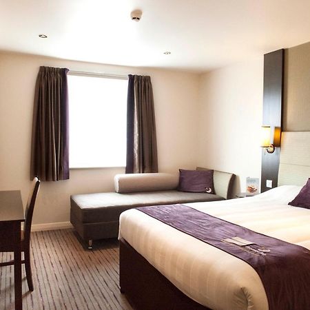 Premier Inn Guildford North - A3 Экстерьер фото