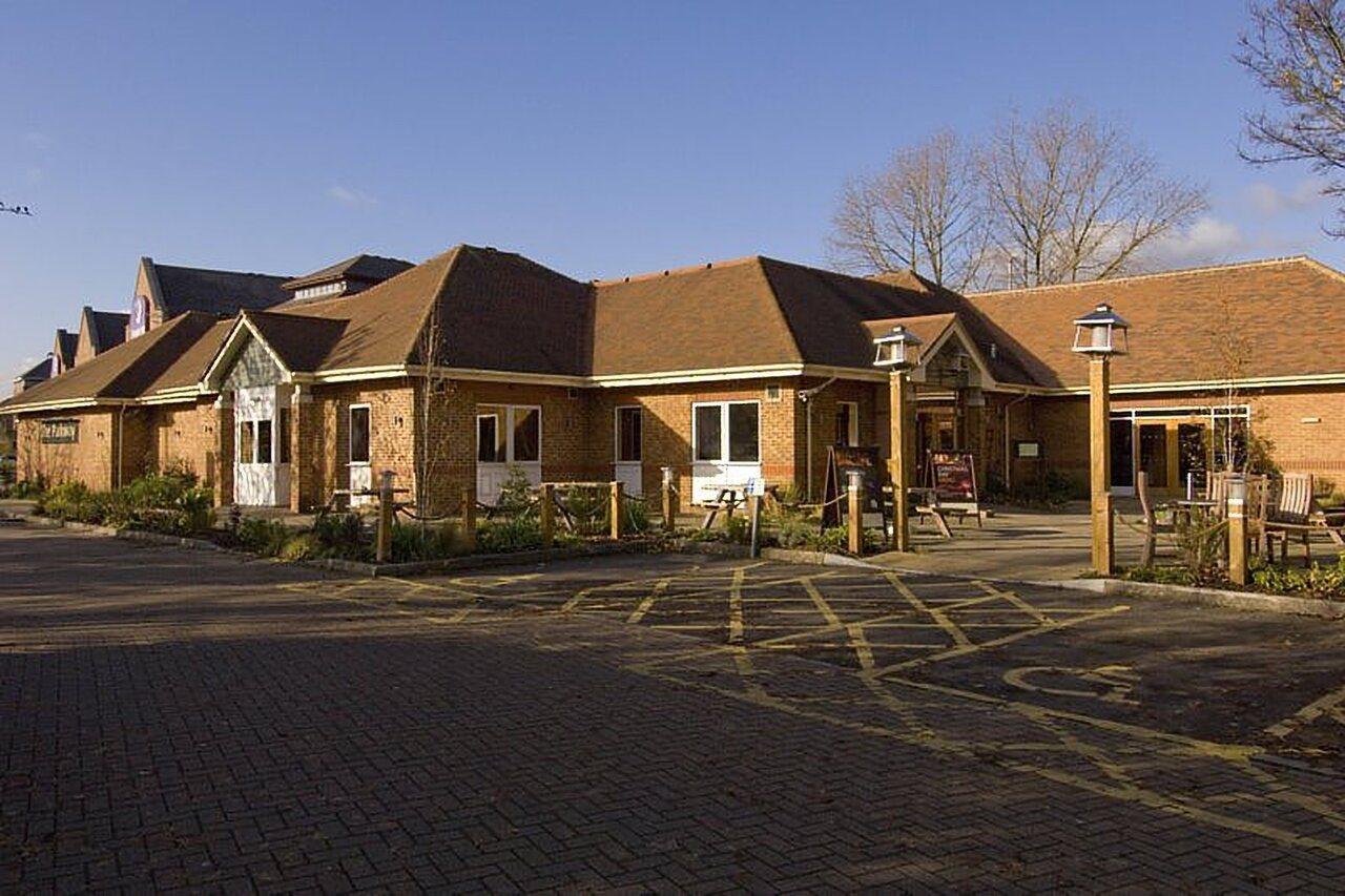 Premier Inn Guildford North - A3 Экстерьер фото