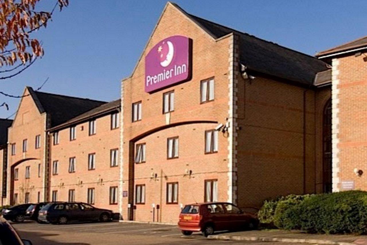 Premier Inn Guildford North - A3 Экстерьер фото