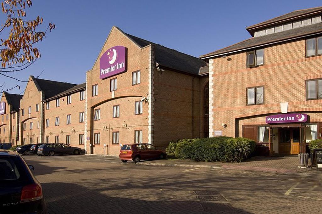 Premier Inn Guildford North - A3 Экстерьер фото