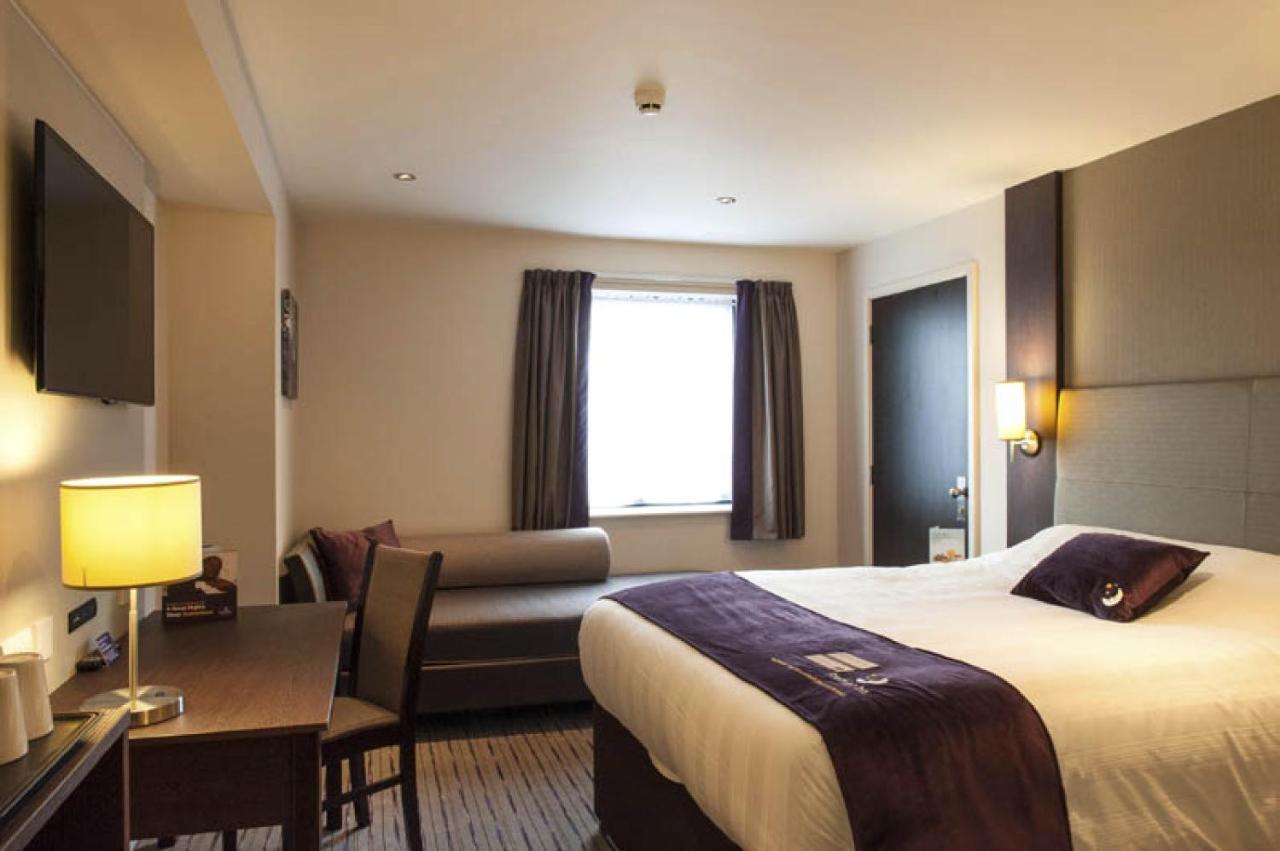 Premier Inn Guildford North - A3 Экстерьер фото