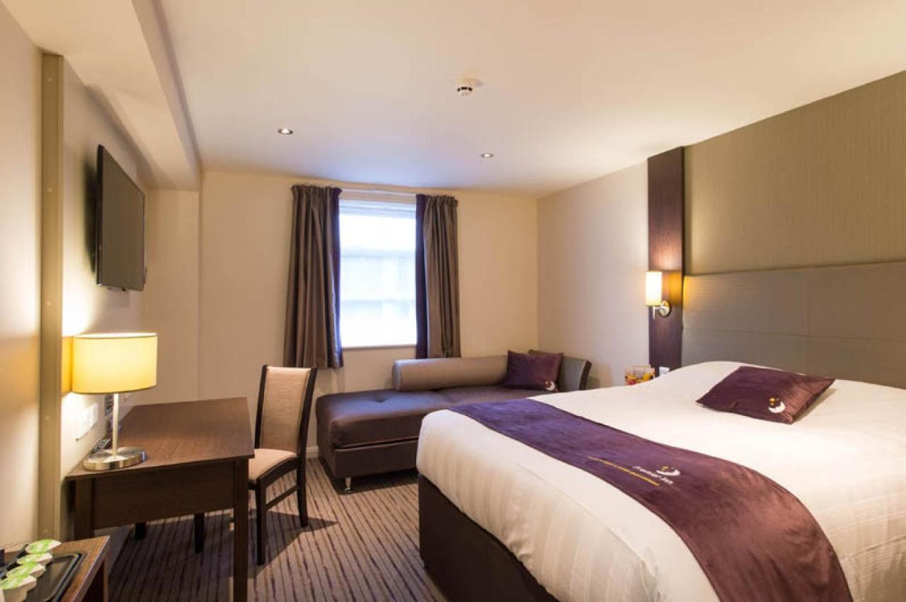 Premier Inn Guildford North - A3 Экстерьер фото