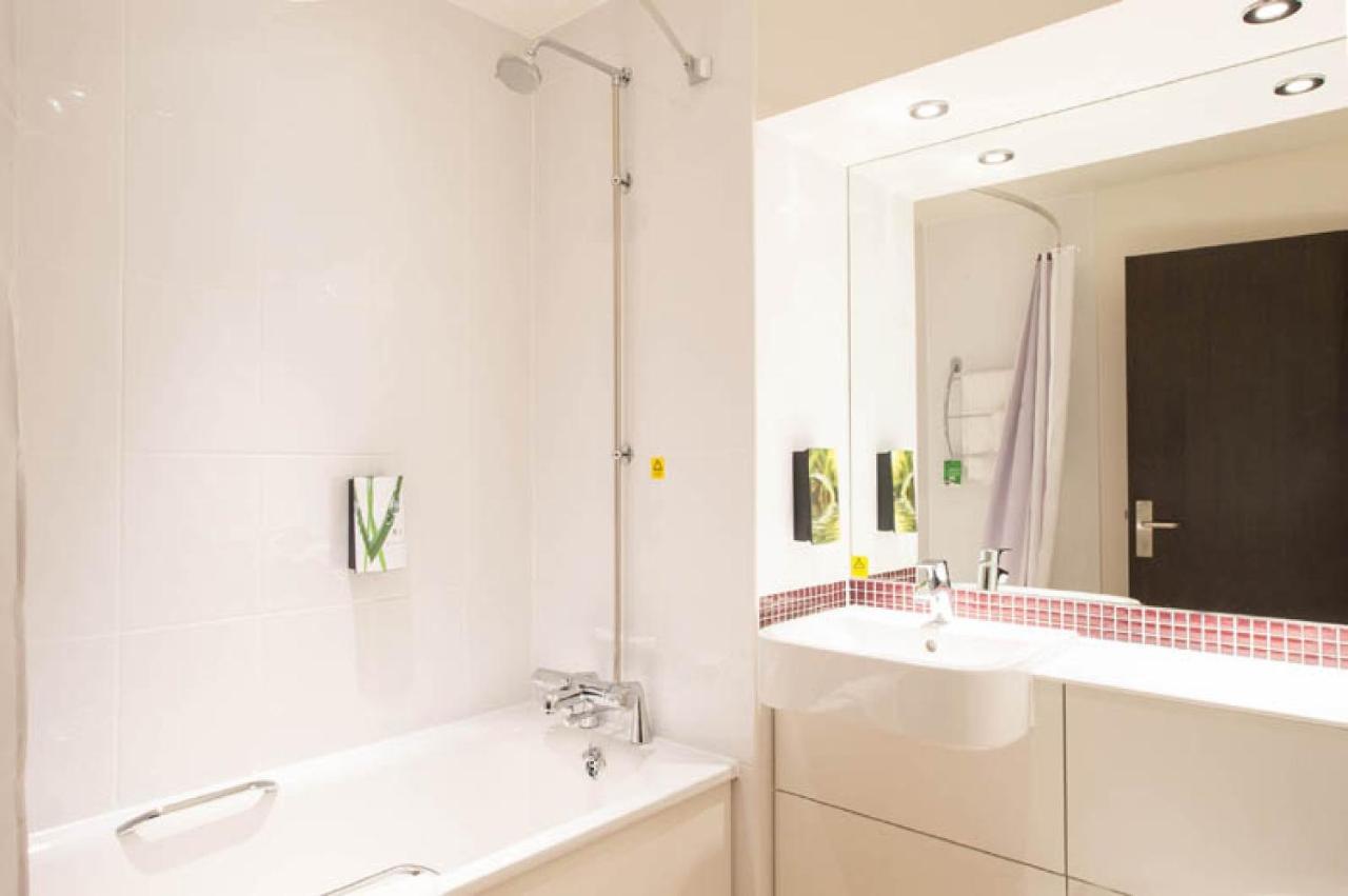 Premier Inn Guildford North - A3 Экстерьер фото
