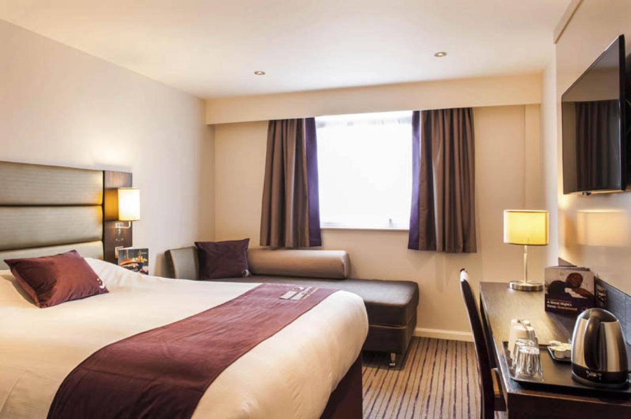 Premier Inn Guildford North - A3 Экстерьер фото